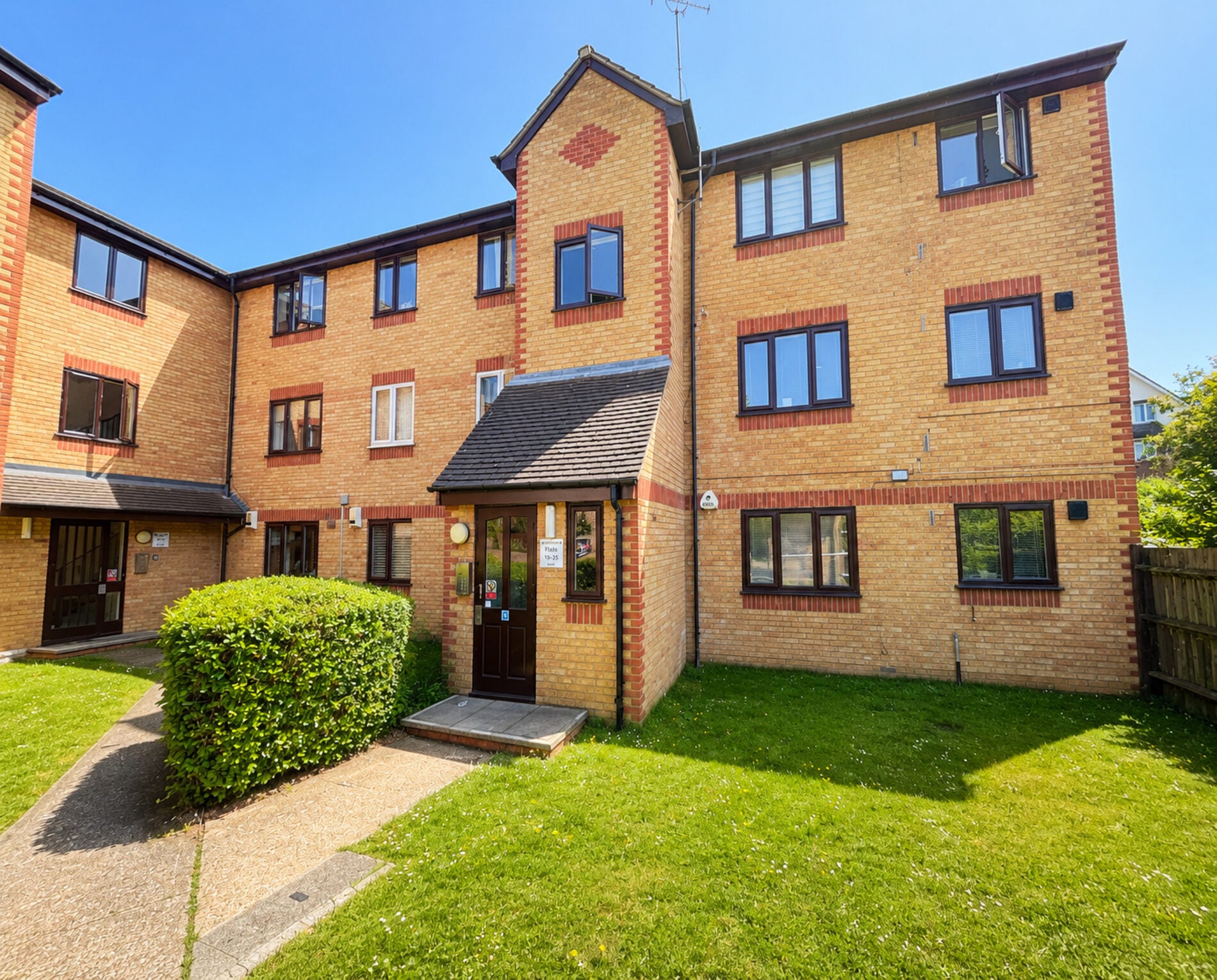 Flat Latimer Drive in Greater London
