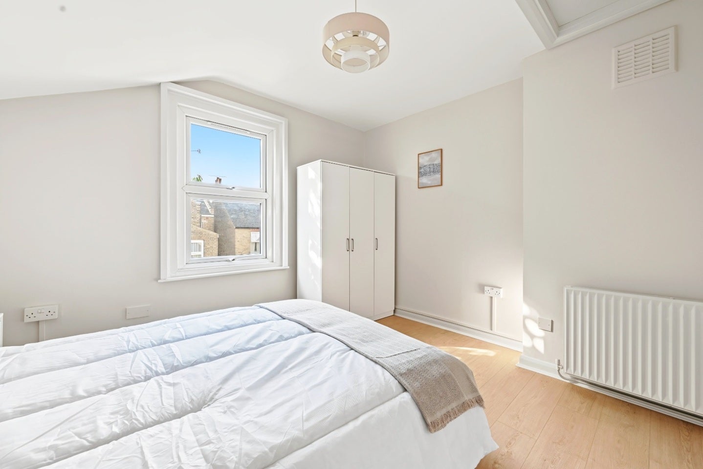 Flat Birkbeck Avenue in Greater London