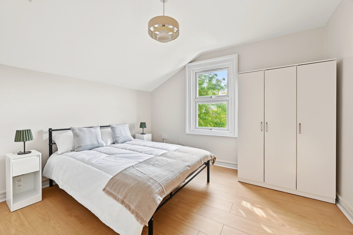 Flat Birkbeck Avenue in Greater London