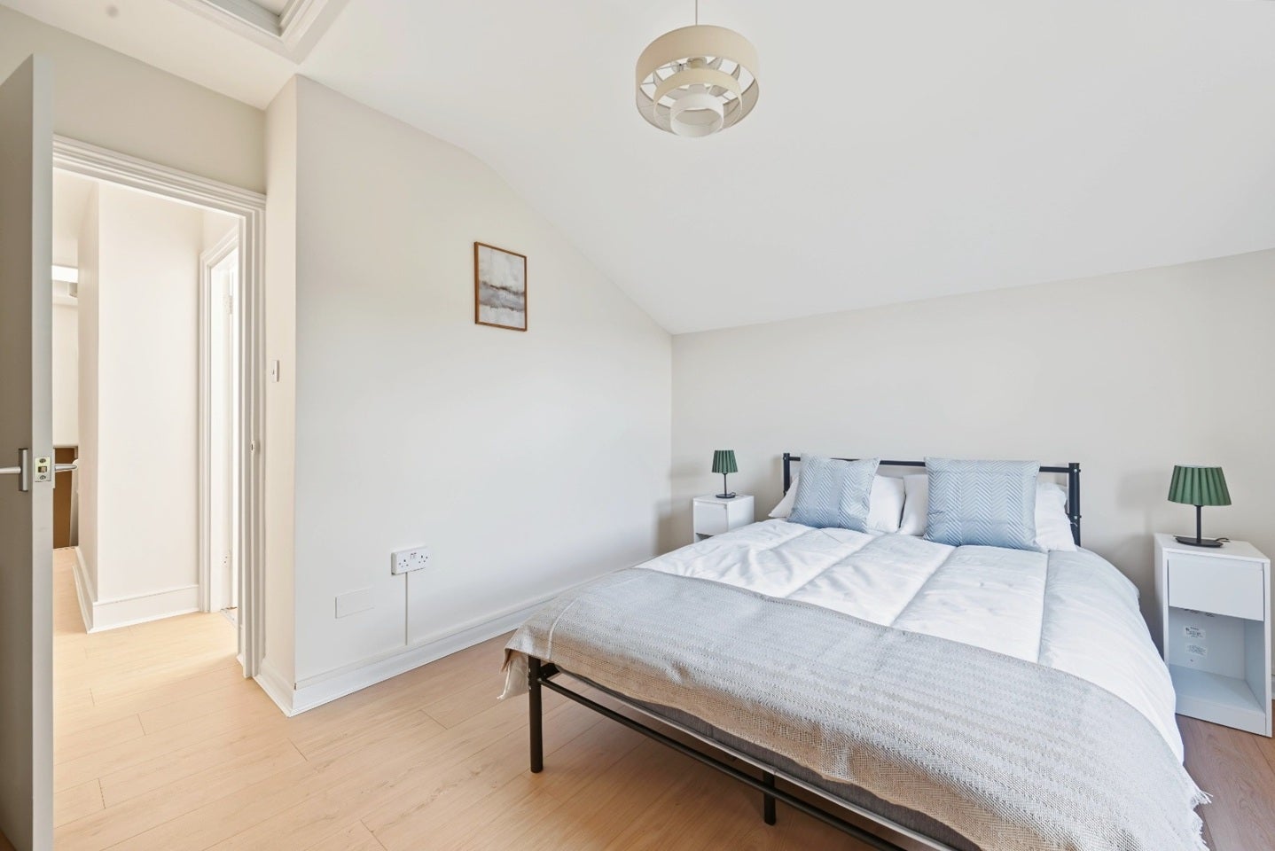 Flat Birkbeck Avenue in Greater London
