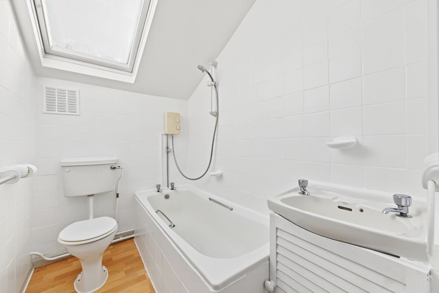 Flat Birkbeck Avenue in Greater London