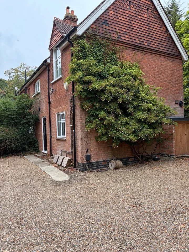 Flat Rookery Lane in Greater London