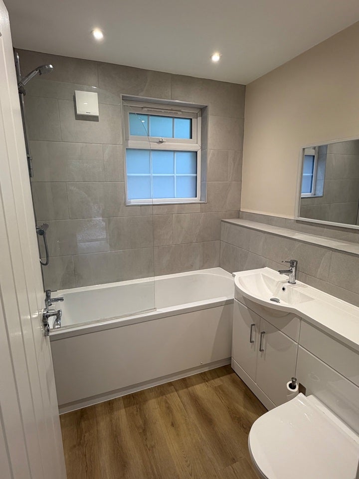 Flat Rookery Lane in Greater London