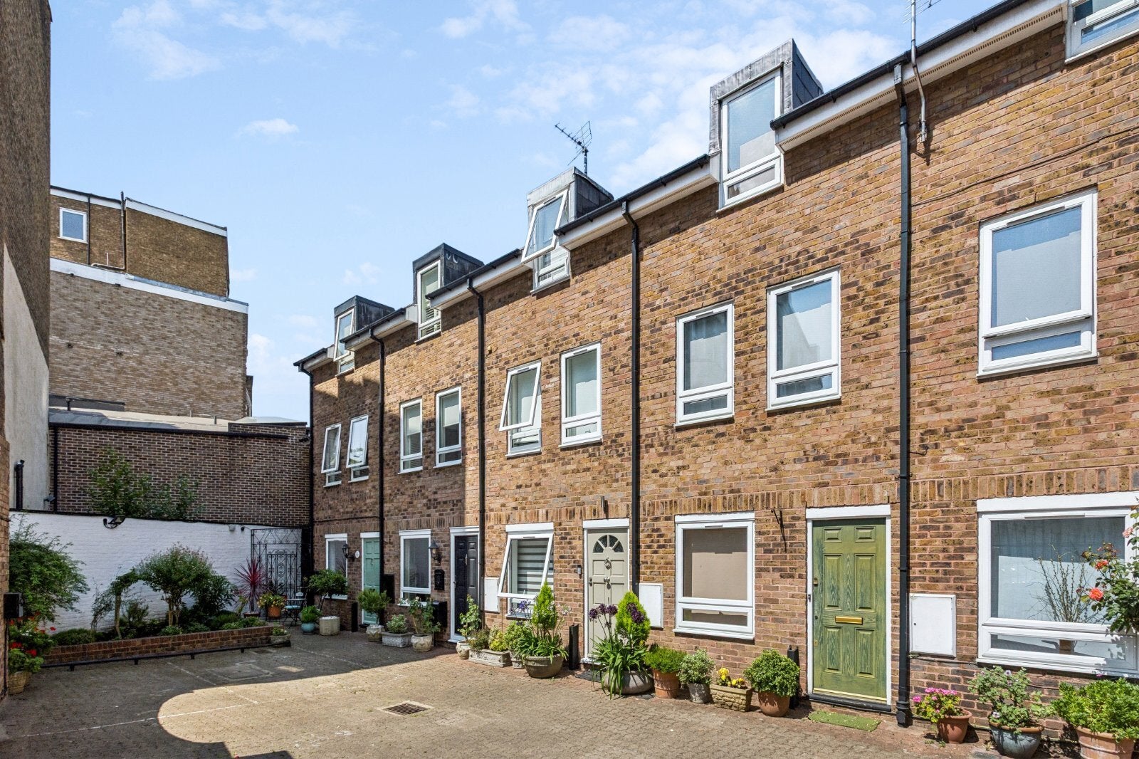 House Burdett Mews in City of Westminster