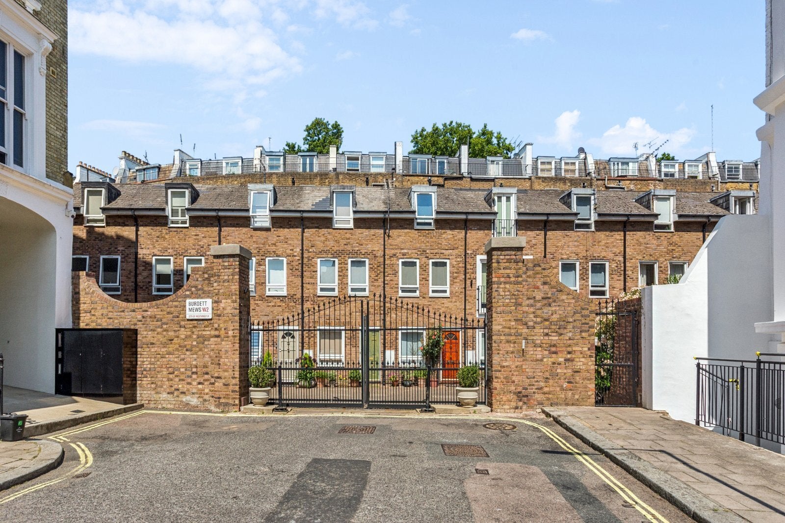 House Burdett Mews in City of Westminster
