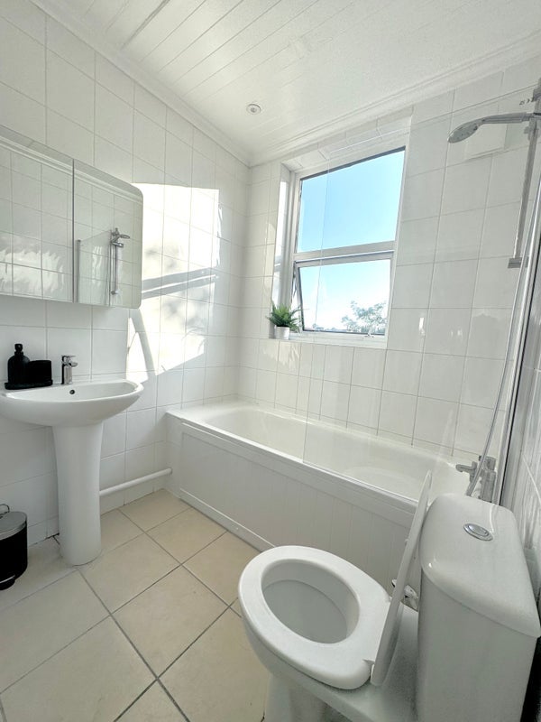 Room Bensham Lane in Greater London
