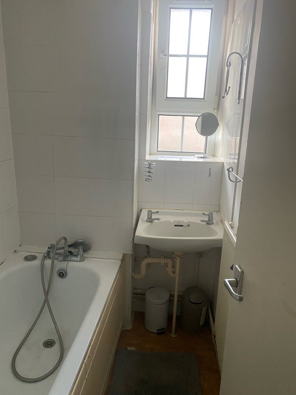 Room County Street in Greater London