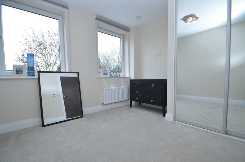 Flat Pinner Road in Greater London