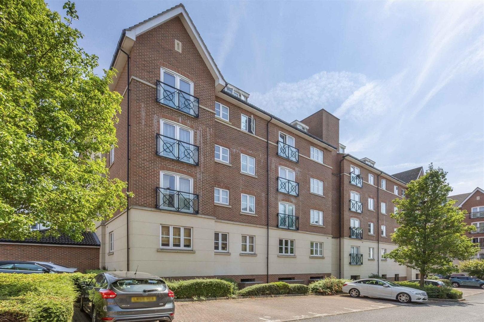 Flat Viridian Square in Aylesbury