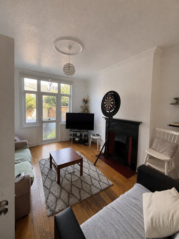 Room Fircroft Road in Greater London