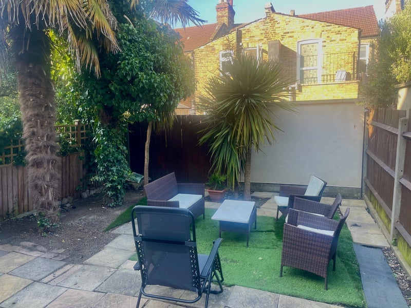 Room Fircroft Road in Greater London