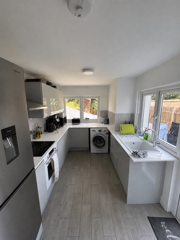 Room Fircroft Road in Greater London