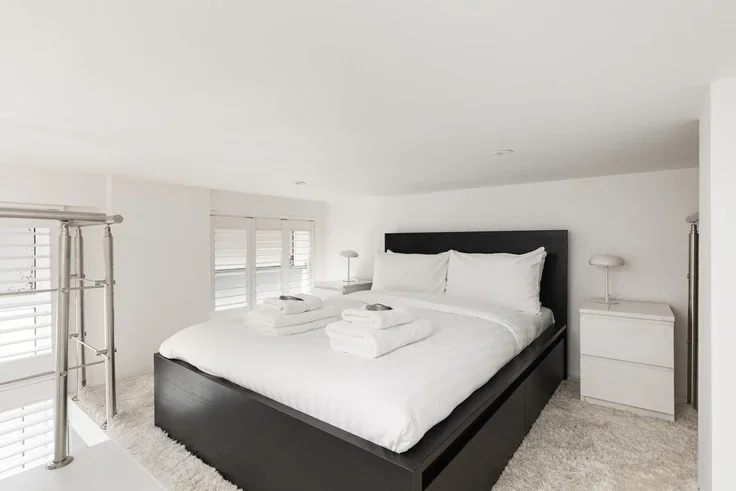 Flat Lombard Road in Greater London
