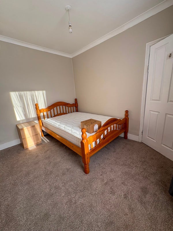 Room Haselbury Road in Greater London