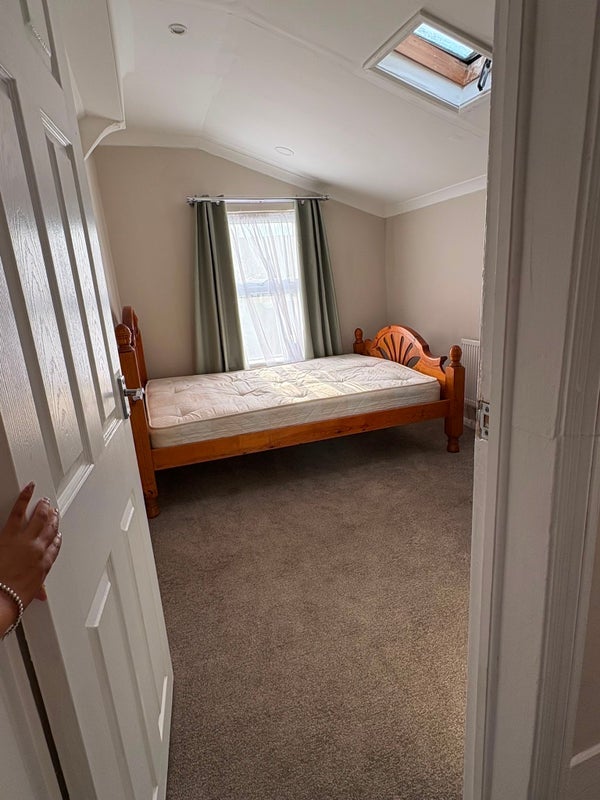 Room Haselbury Road in Greater London