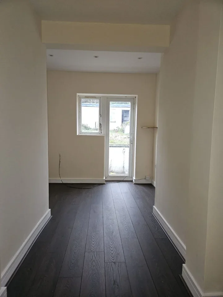 Flat Spring Close in Greater London