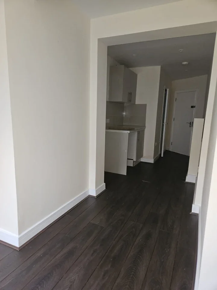 Flat Spring Close in Greater London