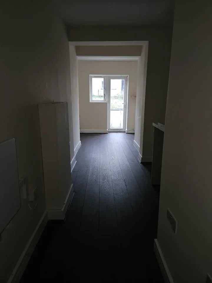 Flat Spring Close in Greater London