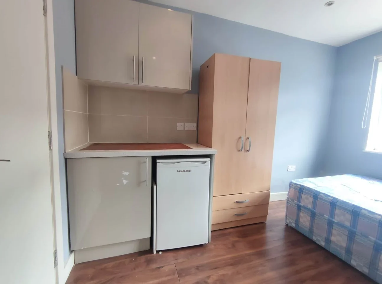 Flat Spring Close in Greater London
