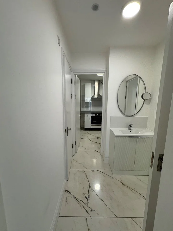Flat Warwick Road in Greater London