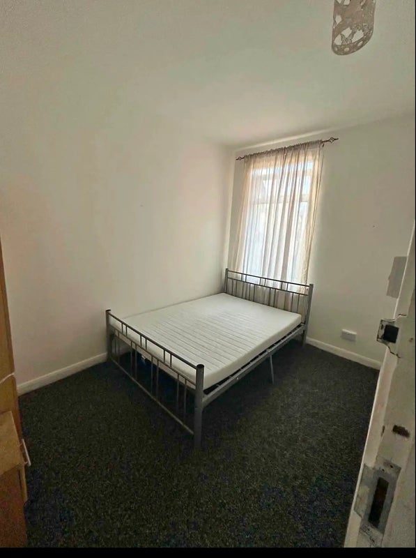 Room Lyttelton Road in Greater London