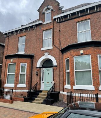 Flat Dickenson Road in Manchester