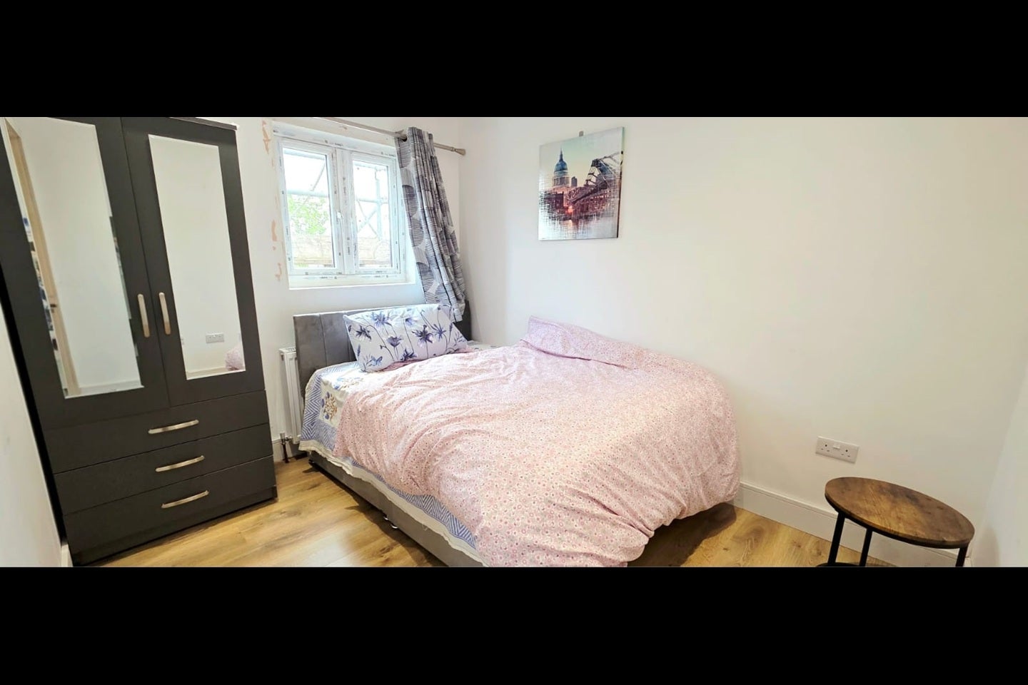 Room Pinner Road in Greater London