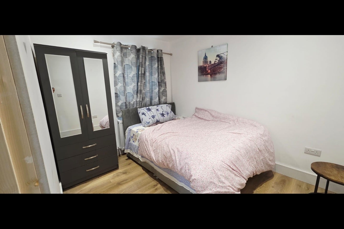 Room Pinner Road in Greater London