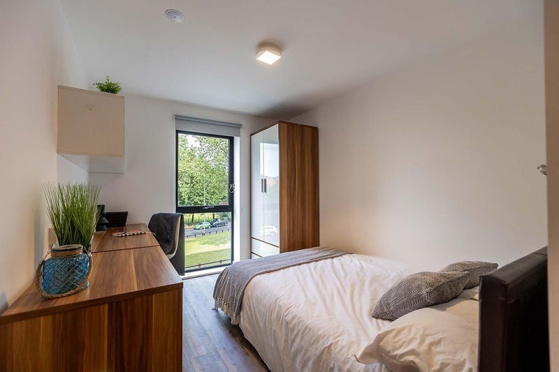 Room Servia Road in Leeds