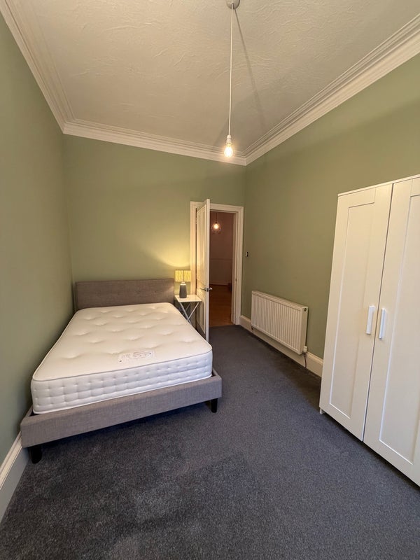 Room Minard Road in Glasgow