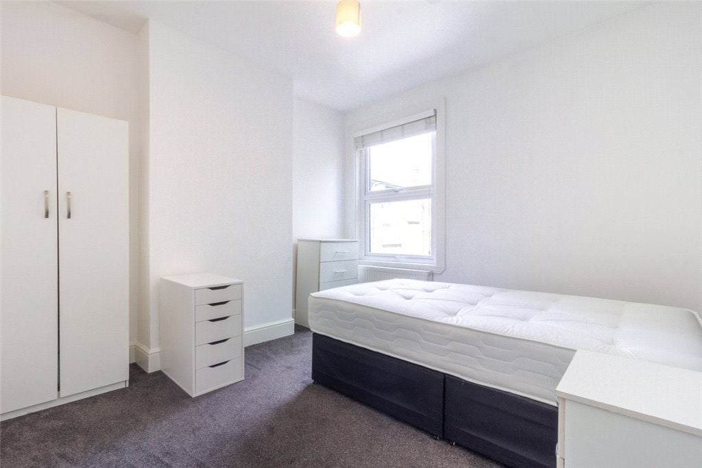 Flat Aylesbury Road in Greater London