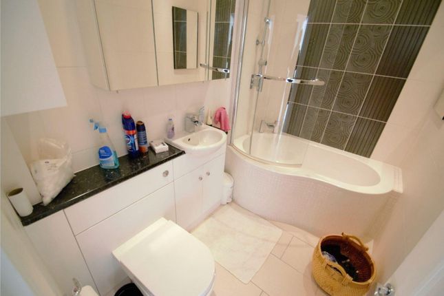 Flat Queensborough Terrace in City of Westminster