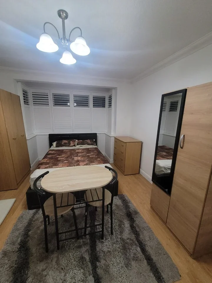 Room Long Lane in Borough of Spelthorne