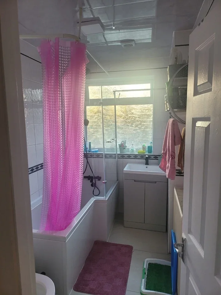 Room Long Lane in Borough of Spelthorne
