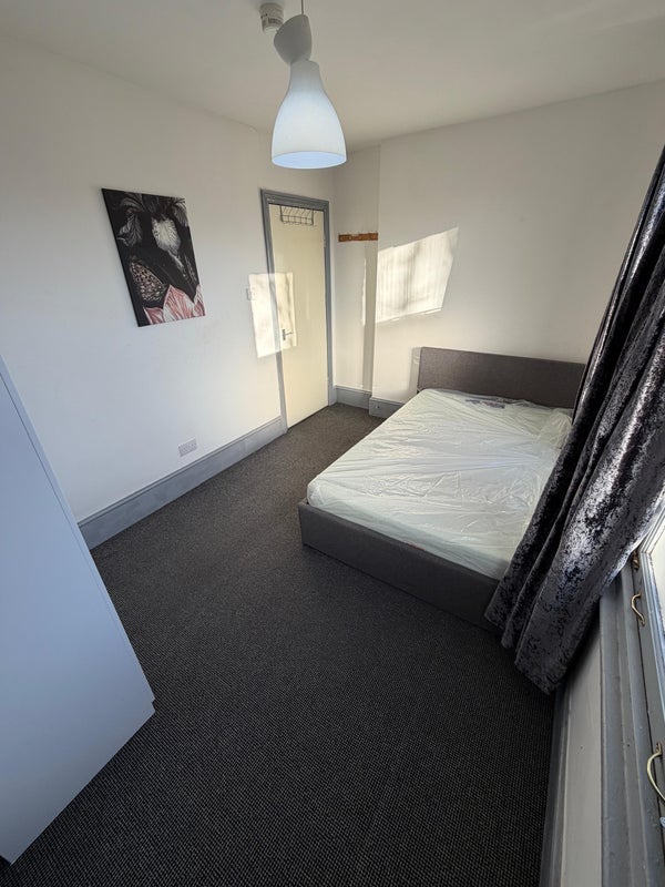 Room Claremont Road in Greater London
