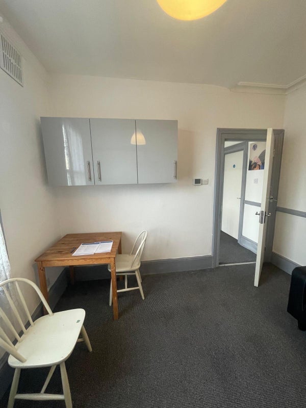 Room Claremont Road in Greater London