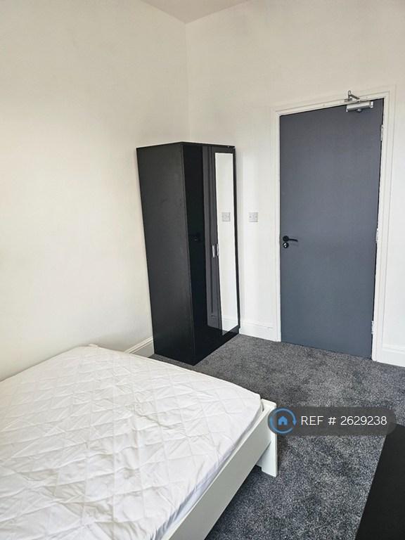 Room Wargrave Road in Newton-le-Willows