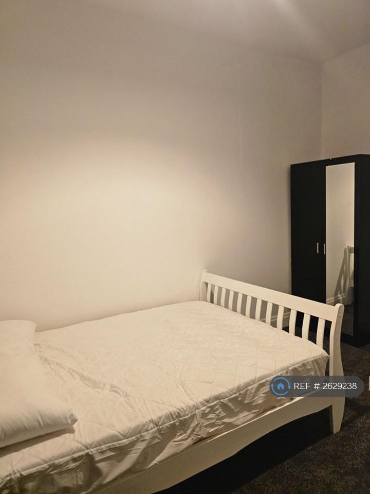 Room Wargrave Road in Newton-le-Willows
