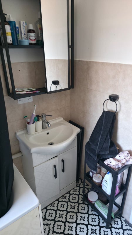 Room Courtlands Avenue in Greater London