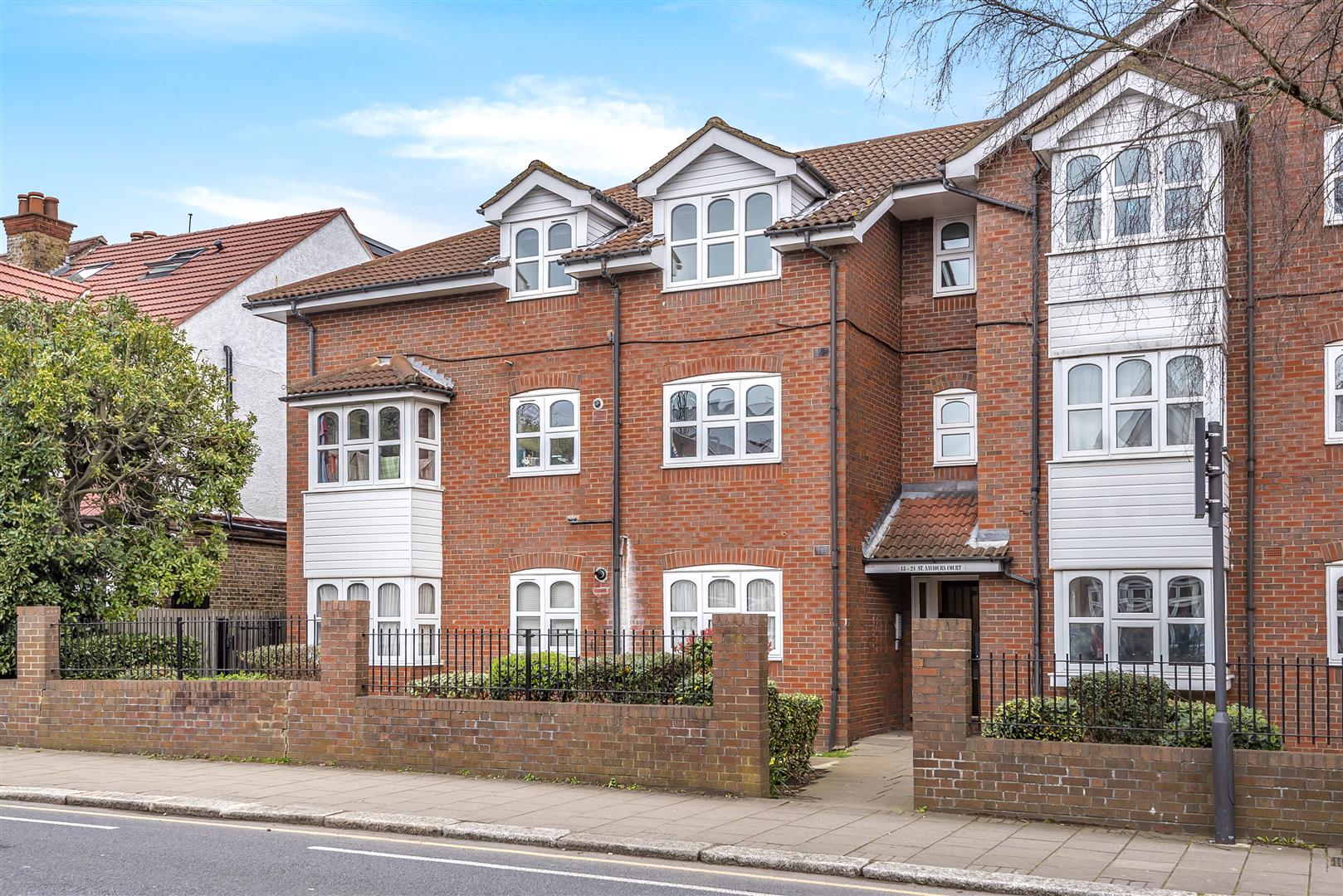 Flat Harrow View in Greater London