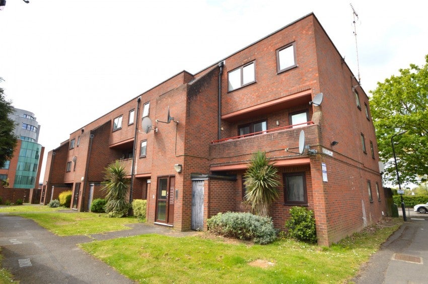 Flat Stoke Poges Lane in Slough