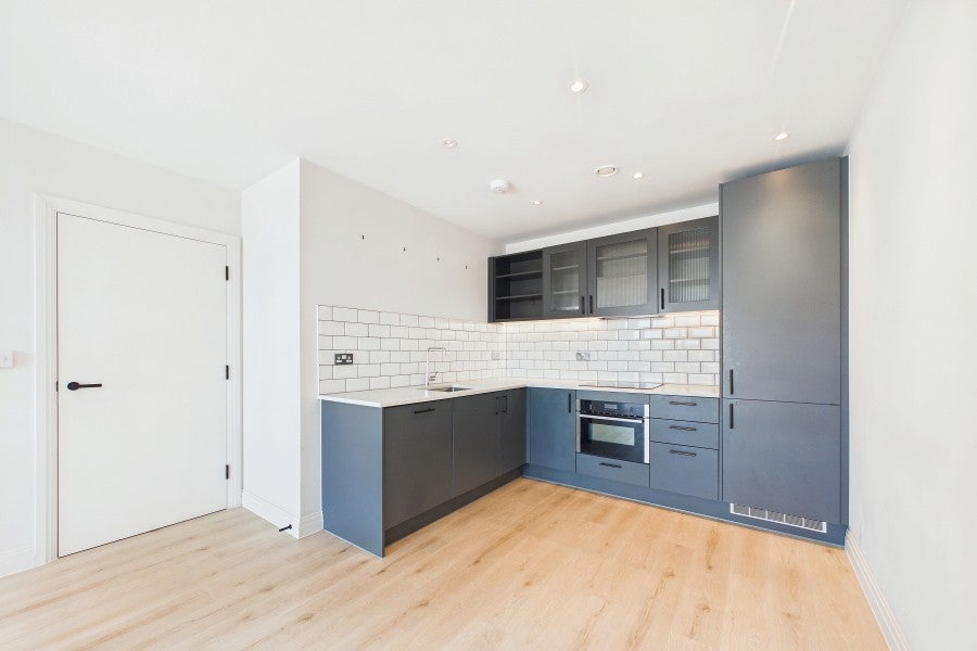 Flat Pembroke Broadway in Surrey Heath