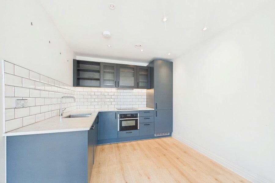 Flat Pembroke Broadway in Surrey Heath
