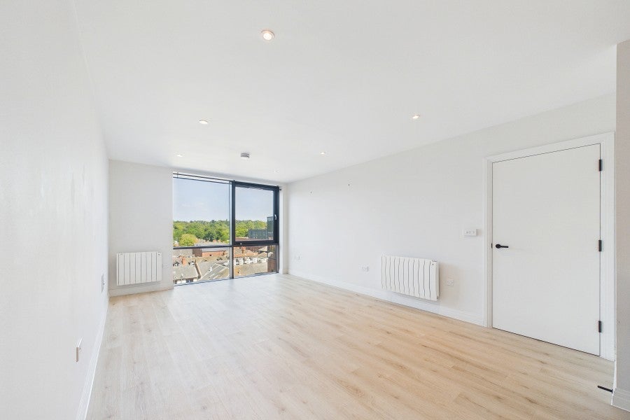 Flat Pembroke Broadway in Surrey Heath