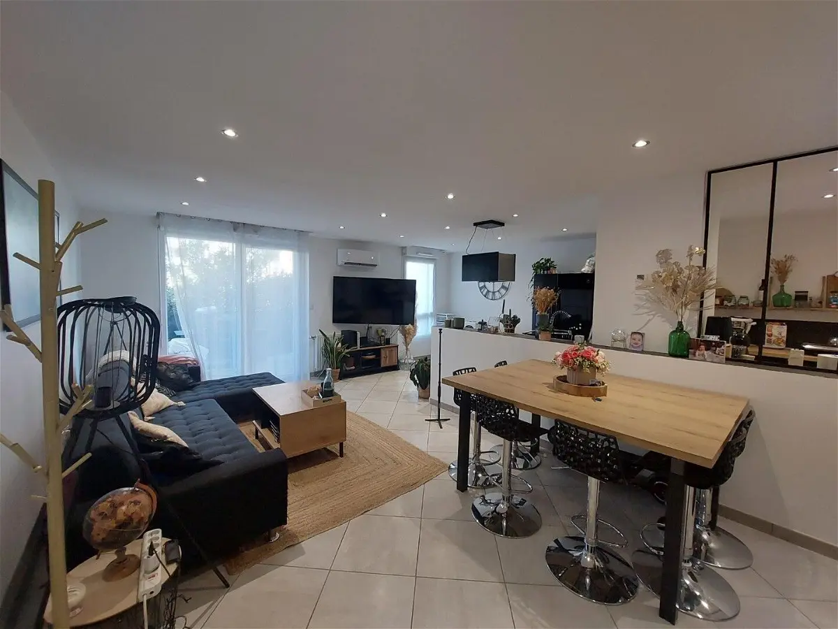 Flat Rue Danielle Casanova in Saint-Fons