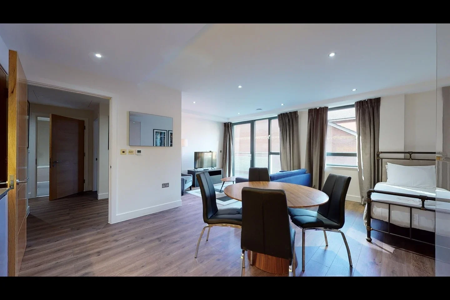 Flat Fairclough Street in Greater London