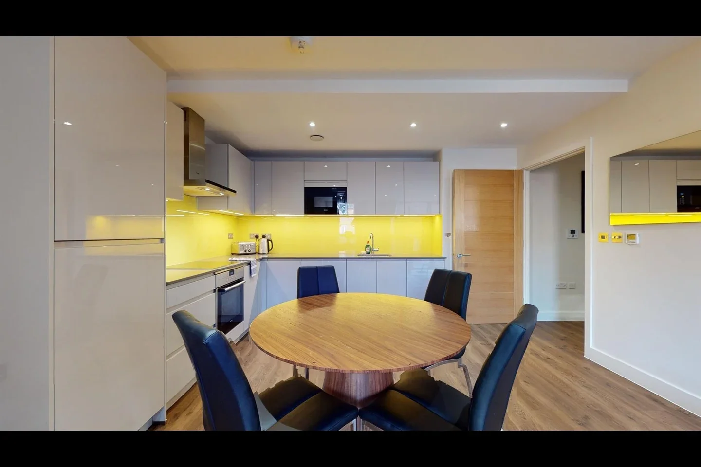 Flat Fairclough Street in Greater London