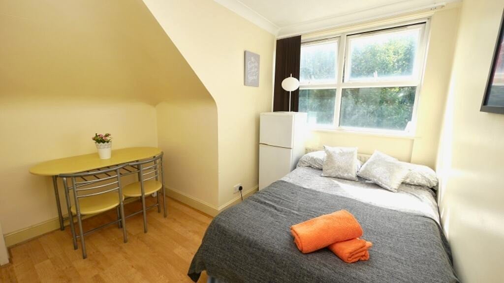 Room Mapesbury Road in Greater London