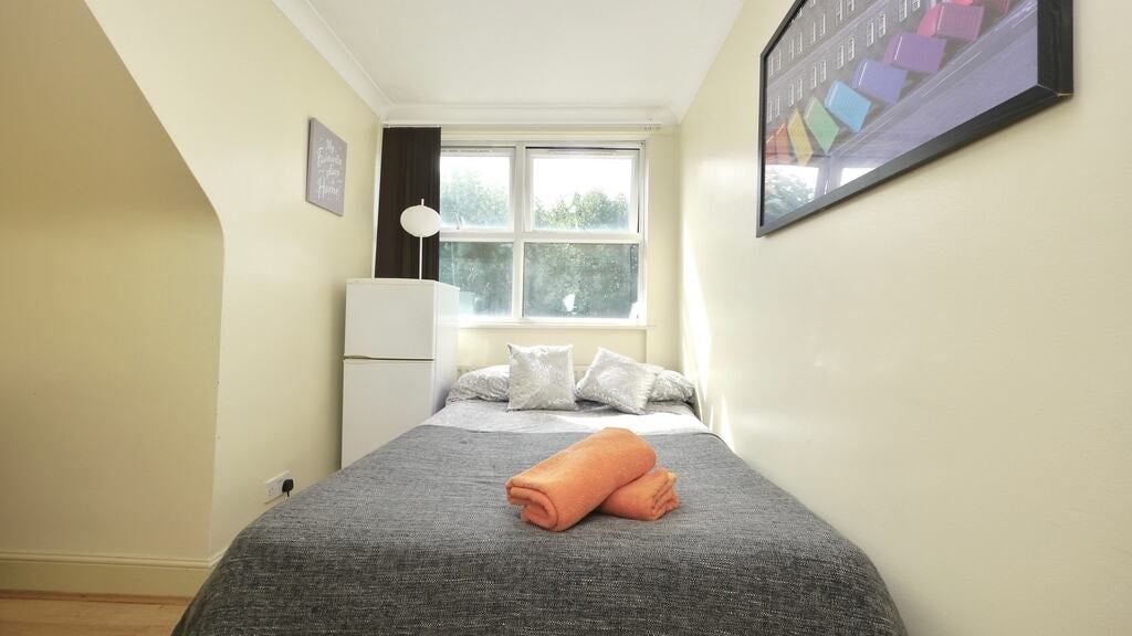 Room Mapesbury Road in Greater London