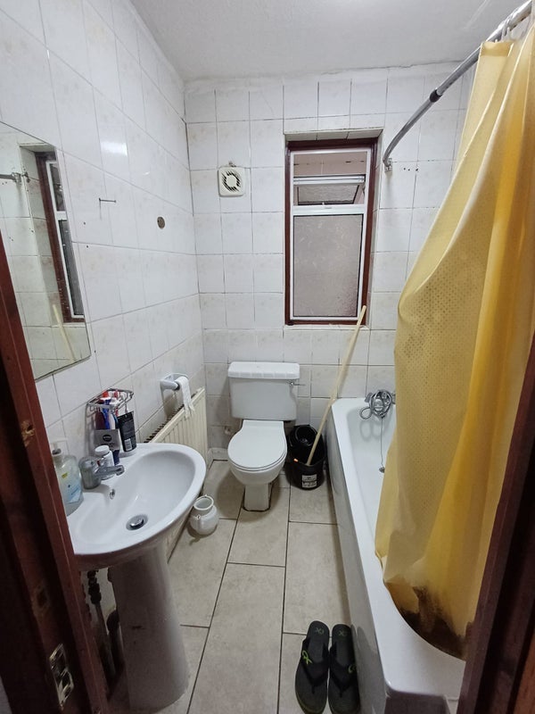 Room High Street South in Greater London